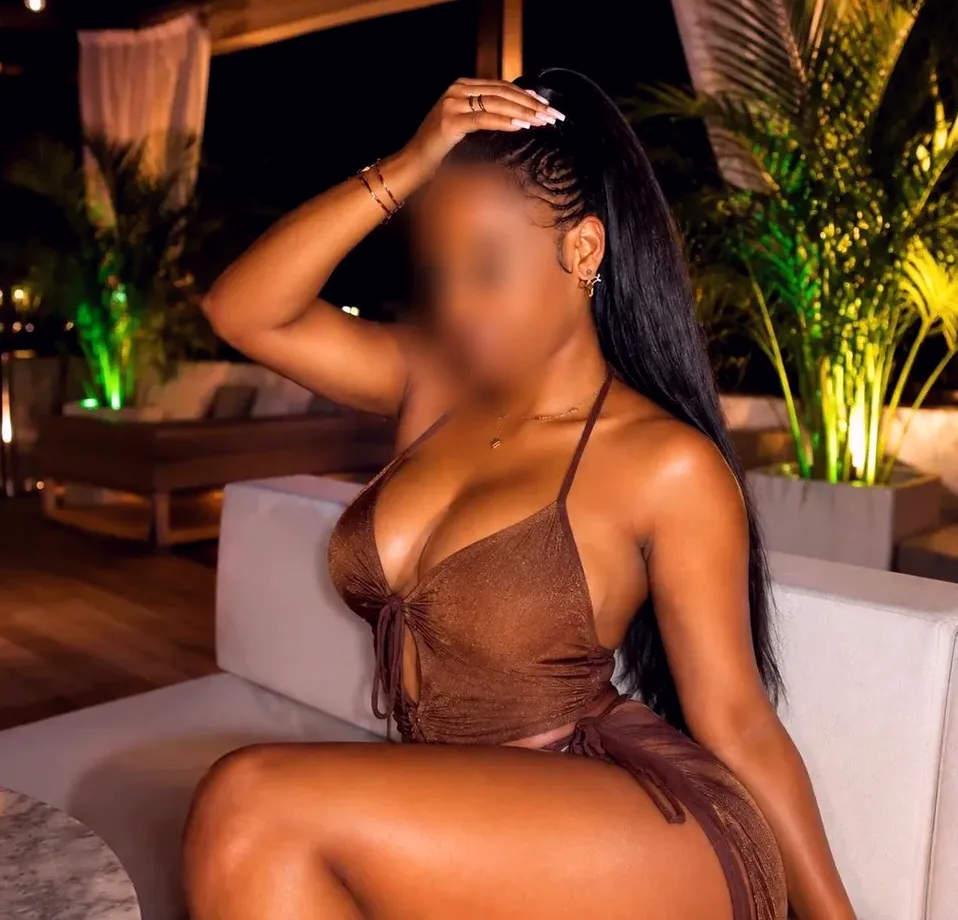 Amira, 27