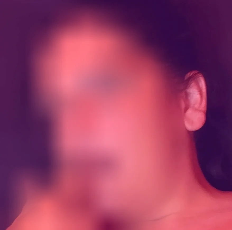 Ester, 28