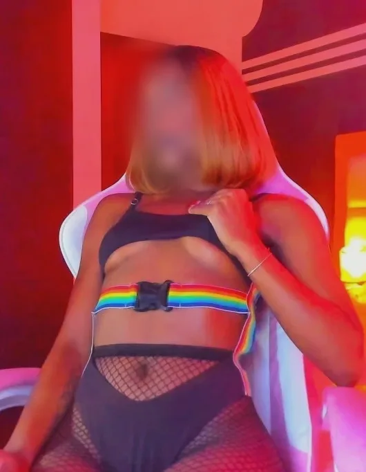 Monica, 25